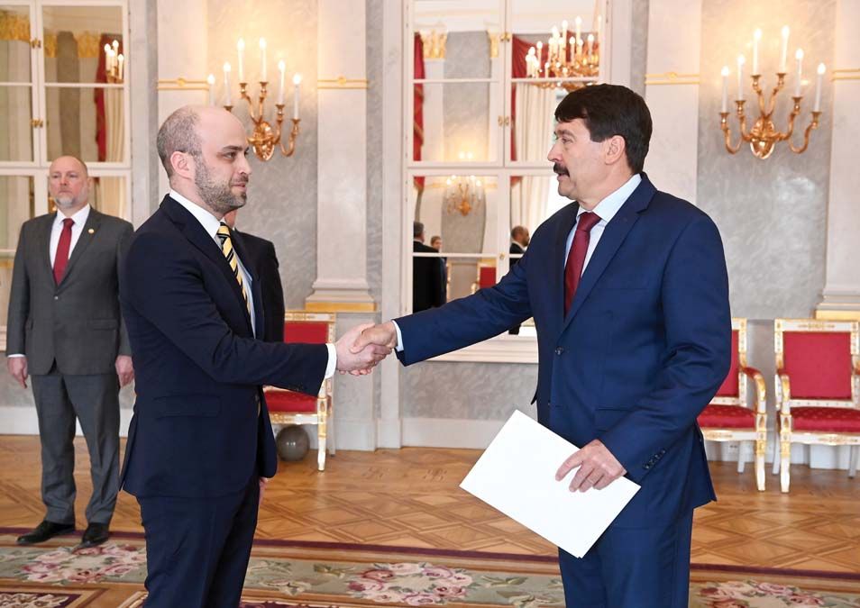 Sebastian Kęciek kezet fog Áder János köztársasági elnökkel a Sándor-palota Tükörtermében 2022. április 19-én, miután átadta megbízólevelét <br> Fotó: MTI / Bruzák Noémi
