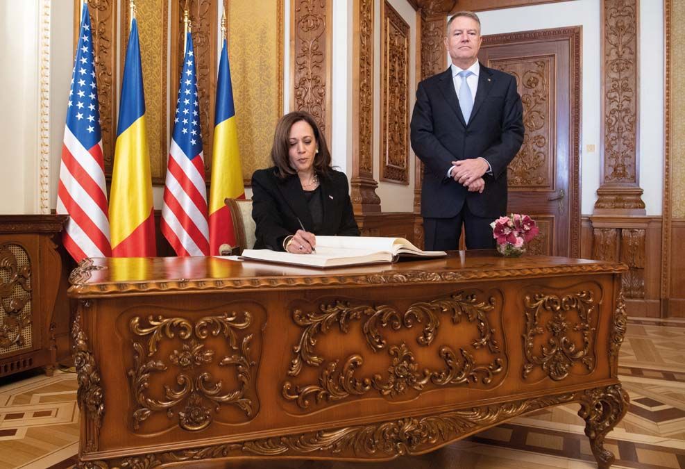 Kamala Harris amerikai alelnök Klaus Iohannis társaságában ír a román elnöki vendégkönyvbe március 11-én. <br> Fotó: AFP / Saul Loeb / POOL 