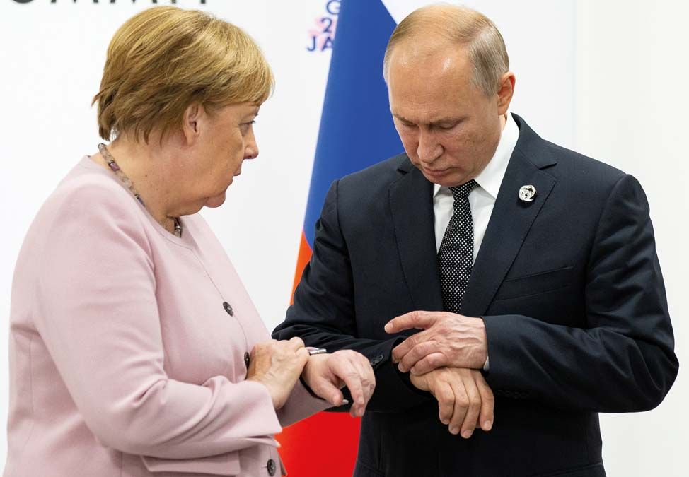 Egyeztetés: Angela Merkel és Vlagyimir Putyin találkozója a 2019-es G20-csúcson. <br> Fotó: REUTERS / Alexander Zemlianichenko