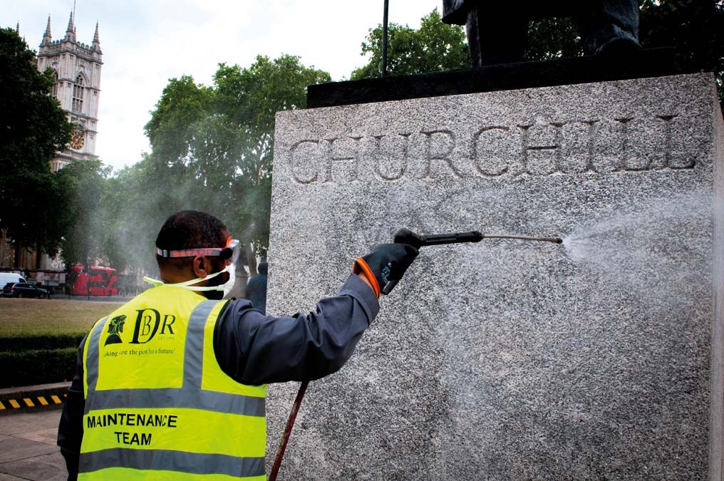 A Churchillt rasszistázó falfirka lemosása London szívében 2020 nyarán. <br> Fotó: Shutterstock