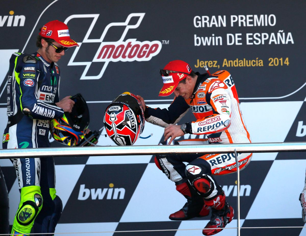 A MotoGP-ben győztes spanyol Marc Márquez a győzelmi emelvényen ünnepelt, miután megnyerte a gyorsaságimotoros-világbajnokság Spanyol Nagydíját a jerezi pályán 2014. május 4-én. Balról a második helyen végzett kilencszeres vb-győztes olasz Valentino Rossi. (MTI/EPA/Jose Manuel Vidal)