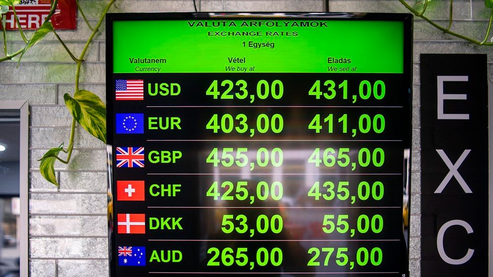 Valutaárfolyamok még tavaly szeptember végén, amikor a forint új mélypontra került a svájci frankkal és a dollárral szemben. Fotó: MTI/Balogh Zoltán