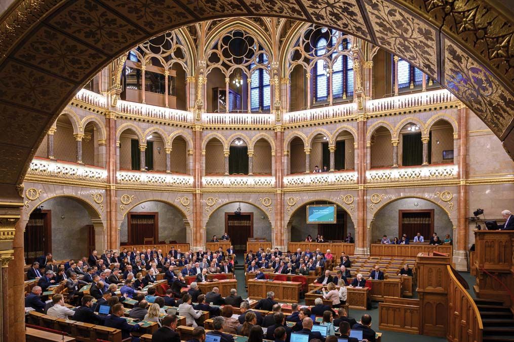 Szavaznak a képviselők a Magyarország minisztériumainak felsorolásáról szóló törvényről az Országgyűlés plenáris ülésén <br> Fotó: MTI / Szigetváry Zsolt