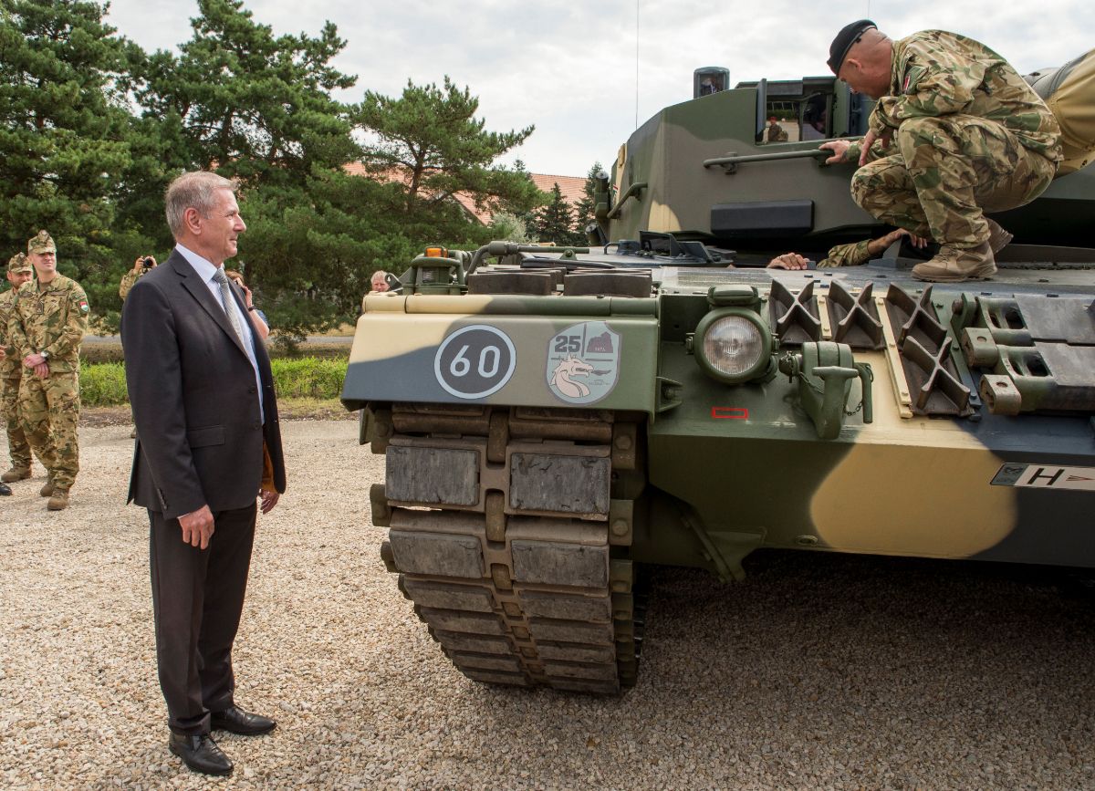Benkő Tibor honvédelmi miniszter az első négy Leopard 2A4HU típusú harckocsi egyike mellett a járművek ünnepélyes átadásán 2020. július 24-én.<br>Fotó: MTI/Krizsán Csaba