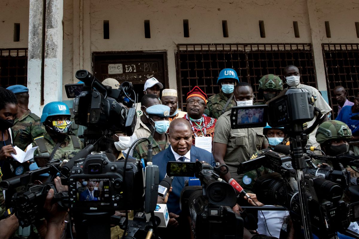 Faustin Archange Touadéra hivatalban lévő köztársasági elnök (középen) sajtótájékoztót tart egy szavazóhelyiség előtt, miután leadta voksát az elnök- és parlamenti választások első fordulójában Banguiban 2020. december 27-én. (MTI/ AP)