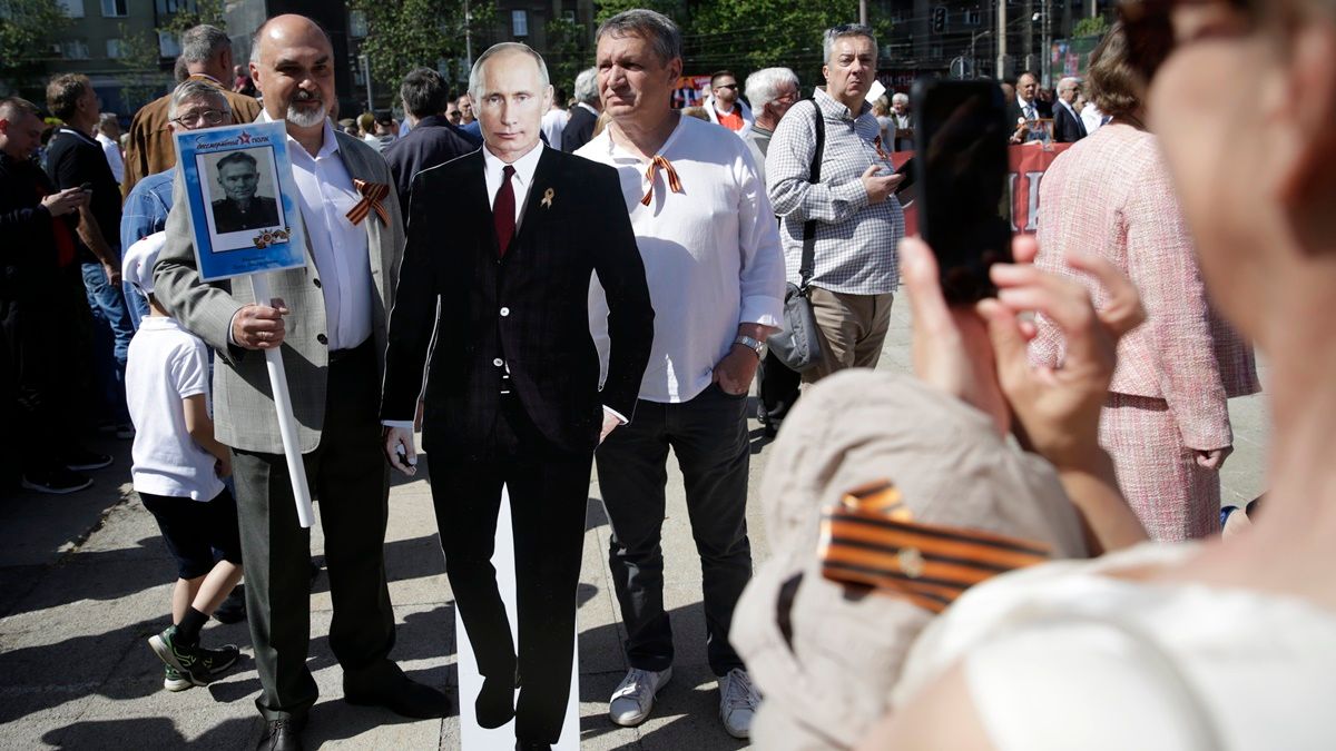 Vlagyimir Putyin orosz elnököt ábrázoló kartonfigurát visz egy férfi a náci Németország felett aratott második világháborús győzelem 77. évfordulója alkalmából tartott tartot felvonuláson Belgrádban 2022. május 9-én. MTI/EPA/Andrej Cukic