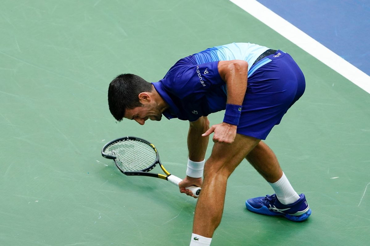 A képen: Djokovic "picit" ideges, és összetöri a teniszütőjét, miután elveszítette az orosz Danyiil Medvegyev elleni meccset az amerikai nemzetközi teniszbajnokság férfi egyesének döntőjében a New York-i Flushing Meadowsban 2021. szeptember 12-én. Fotó: MTI/AP/Seth Wenig