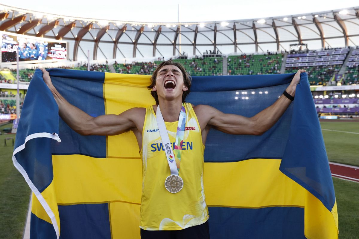 A képen: A svéd Armand Duplantis hazájának zászlajával, miután 6,21 méteres új világcsúccsal győzött a eugene-i atlétikai világbajnokság férfi rúdugrásának döntőjében. Reméljük a budapesti atlétikai vb-n is lesz ilyen pillanata. MTI/EPA/Robert Ghement