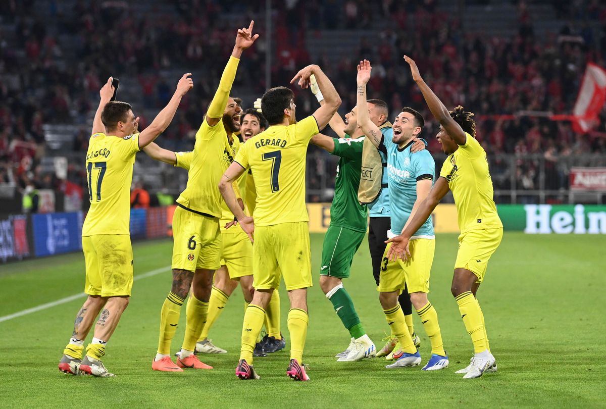 A Villareal játékosai ünnepelnek a labdarúgó Bajnokok Ligája negyeddöntőjének Bayern München elleni visszavágó mérkőzése végén. Fotó: MTI/AP/DPA/Sven Hoppe