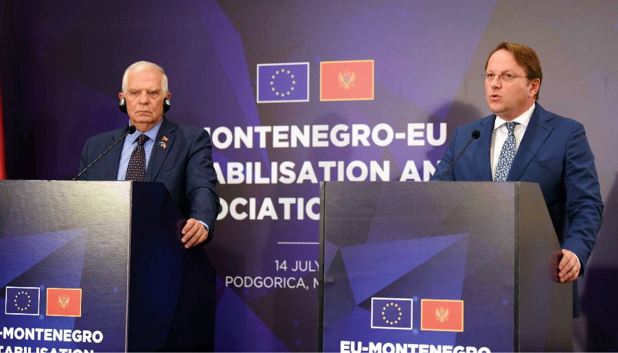 Várhelyi Olivér és Josep Borrell, az Európai Unió kül- és biztonságpolitikai főképviselője a Dritan Abazović montenegrói miniszterelnökkel a podgoricai tárgyalásaik után tartott sajtóértekezleten 2022. július 14-én. A két politikus a Montenegró–EU Stabilizációs és Társulási Tanács tizenegyedik ülésén vett részt a balkáni ország fővárosában <br> Fotó: MTI/EPA/Boris Pejovic
