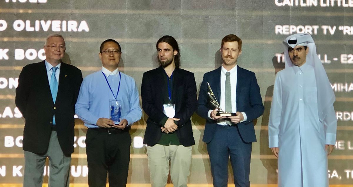 A dohai díjkiosztó gálán Muhi András Pires középen, a díjjal. Fotó: Mandiner