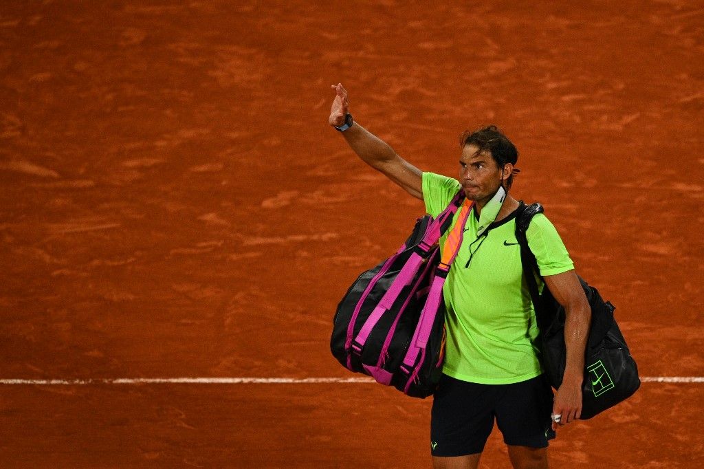 Rafael Nadal vesztesen hagyja el a Roland Garros főpályáját, a Philippe Chatriert. Történelmi kép: tizenhét év alatt kétszer fordult elő. Mindkétszer Djokovic keze által. <br> Fotó: Anne-Christine Poujoulat / AFP