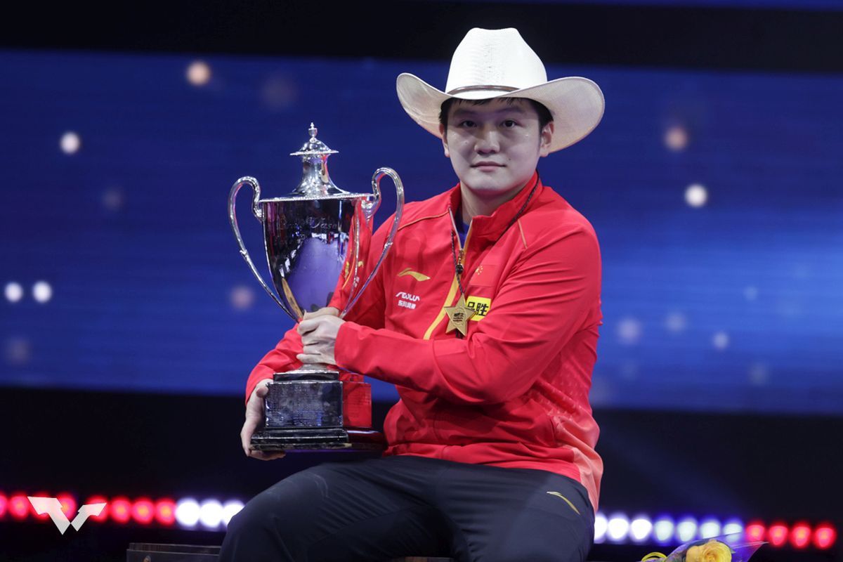 A 24 éves kínai Fan Csen-tung első egyéni világbajnoki címét szerezte meg a houstoni asztalitenisz-világbajnokságon. Magyar Asztalitenisz-szövetség.