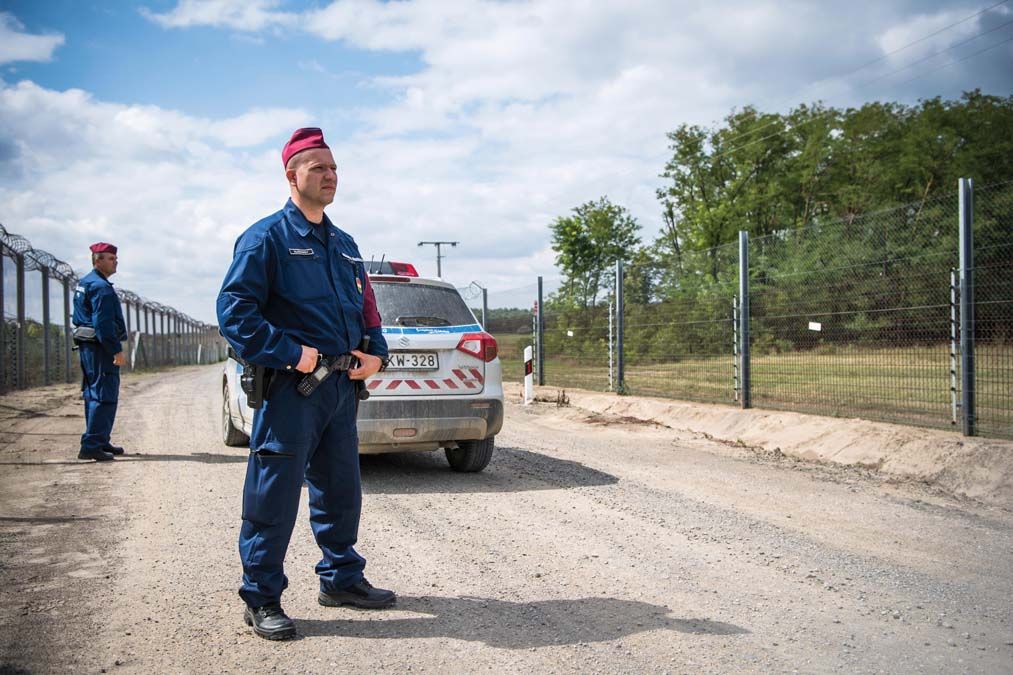 A Miniszterelnöki Kabinetiroda által közreadott képen rendőrök járőröznek az ideiglenes biztonsági határzárnál a magyar–szerb határon, Ásotthalomnál 2021. szeptember 1-jén. <br> Fotó: MTI / Miniszterelnöki Kabinetiroda / Vadnai Szabolcs 