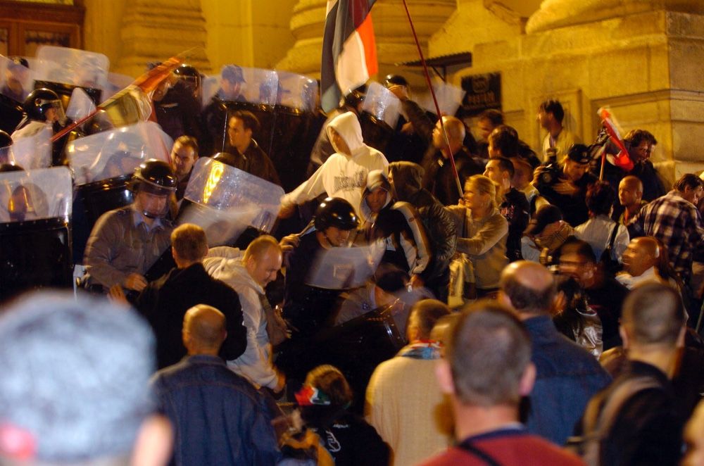 Mindkét oldalról rengetegen megsérültek az MTV Szabadság téri székházának ostromában (fotó:MTI/Szigetvári Zsolt)