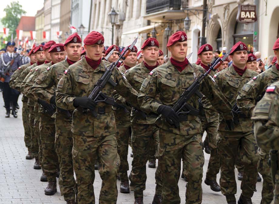 Lengyel katonák masíroznak Krakkó utcáin <br> Fotó: Shutterstock