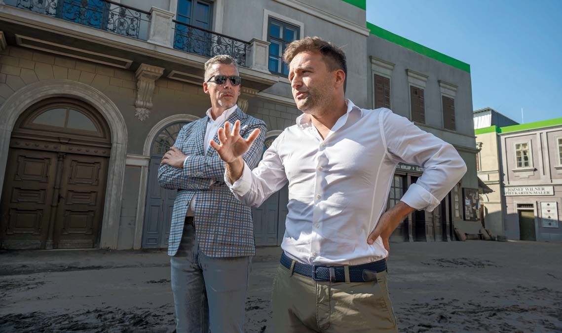 Rákay Philip és Szente Vajk társforgatókönyvíró a Most vagy soha! Fóton felépülő, a reformkori Pestet felidéző díszletvárosának bejárásán 2022. augusztusban <br> Fotó: MTI / Szigetváry Zsolt