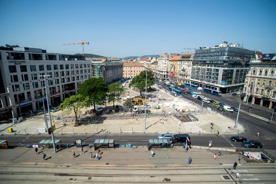 A felújítás alatt álló Blaha Lujza tér 2022. június 29-én <br> Fotó: MTI/Balogh Zoltán