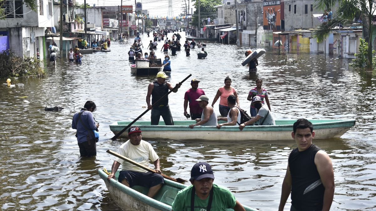 Vízzel elöntött utca a mexikói Tabascóban 2020. november 9-én, miután a heves esőzésekkel kísért Eta trópusi vihar végigsöpört a térségen. (MTI/EPA/EFE/Jaime Avalos)