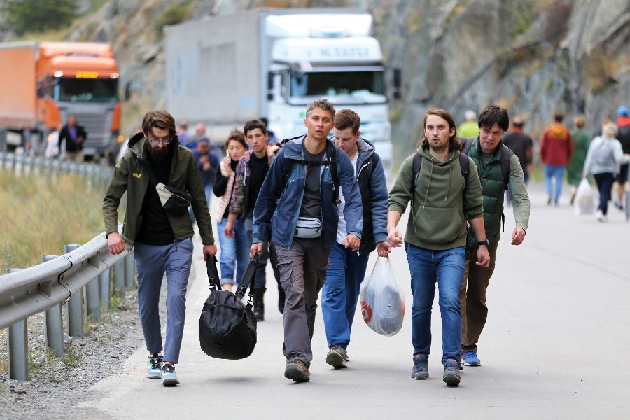 Grúz határon átkelő oroszok: sokan menekülnek a kötelező sorozás elől a még nyitva lévő határokon át <br> Fotó: AFP / DAVIT KACHKACHISHVILI / ANADOLU AGENCY,