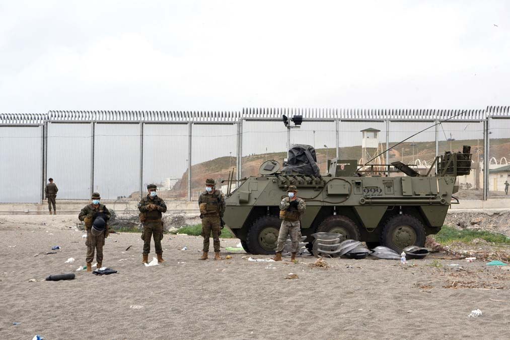 Spanyol katonák az Afrikában fekvő Ceuta város határkerítésénél <br> Fotó: AFP / Antonio Sempere   