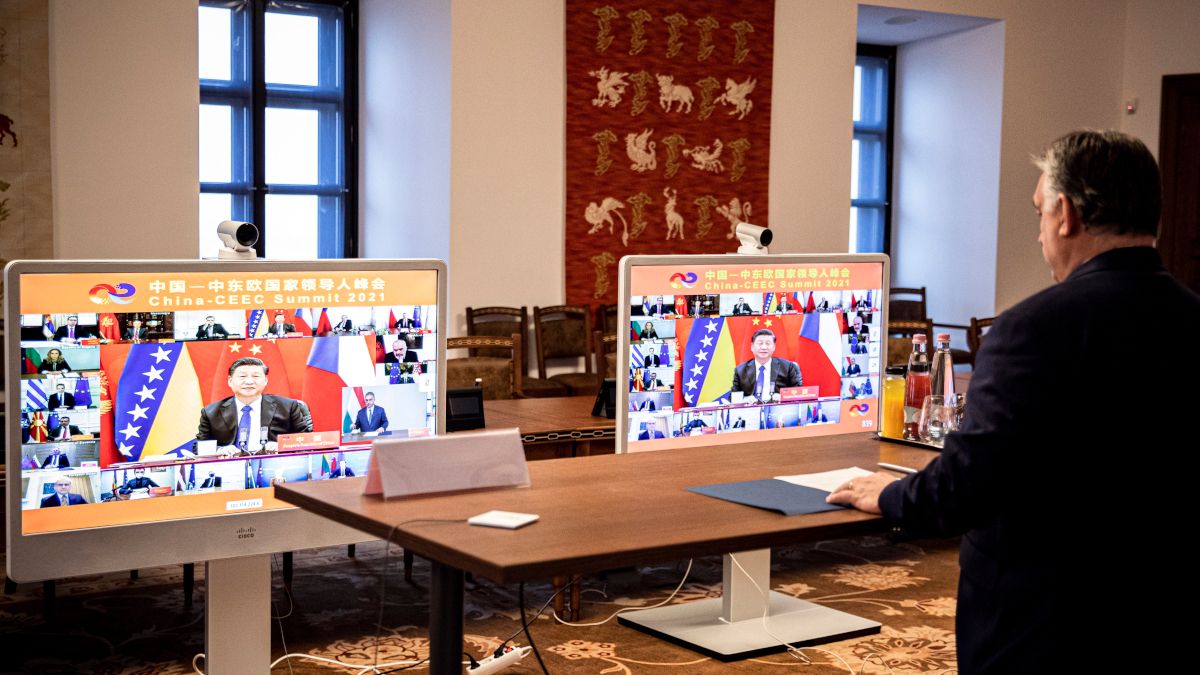 Orbán Viktor miniszterelnök részt vesz a Kína és a kelet-közép-európai országok közti, videókonferencián tartott egyeztetésen a Karmelita kolostorban 2021. február 9-én. (MTI/Miniszterelnöki Sajtóiroda/Fischer Zoltán)