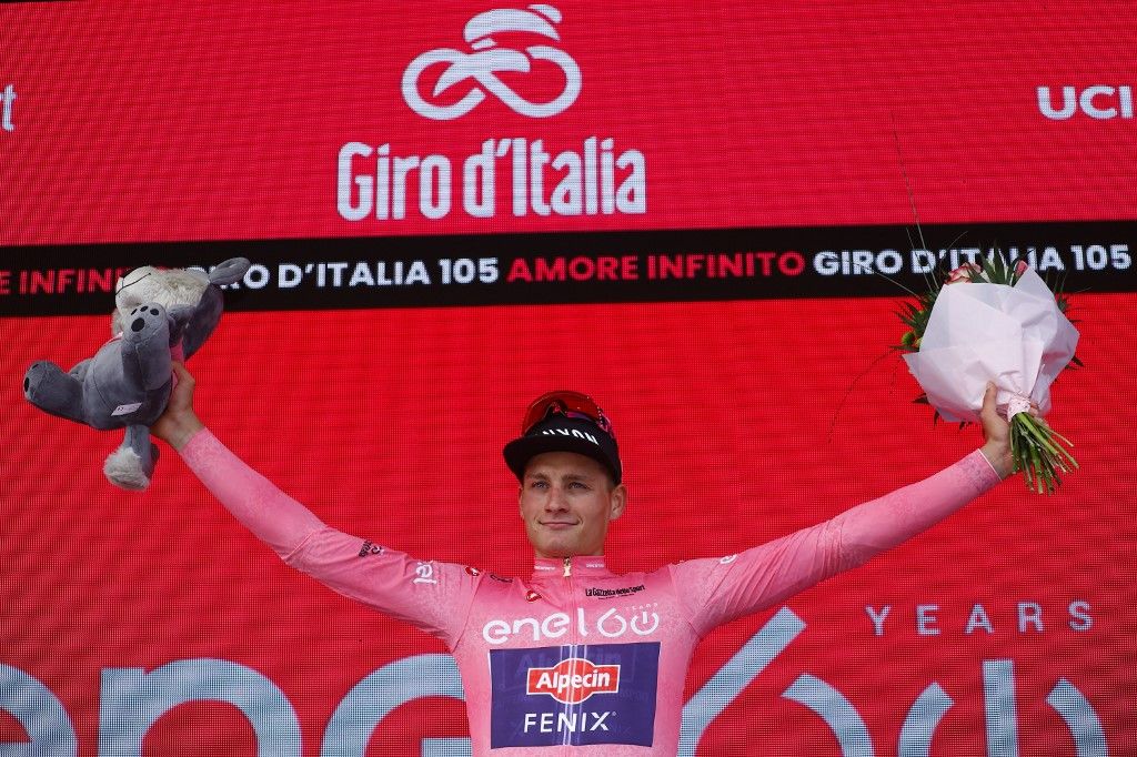 Mathieu van der Poel a Giro d'Italia összetettjét vezető versenyzőnek járó rózsaszín trikóban. Fotó: Luca Bettini / AFP