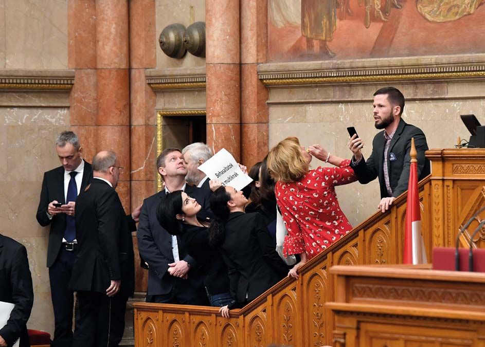 Facebookon közvetített parlamenti balhé 2018. december 12-én. <br> Fotó: MTI / Máthé Zoltán
