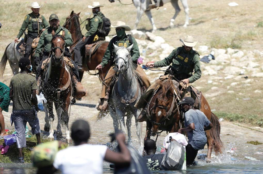 Haiti migránsokat elhajtó amerikai lovas határőrök szeptember 19-én. <br> Fotó: Reuters / Daniel Becerril
