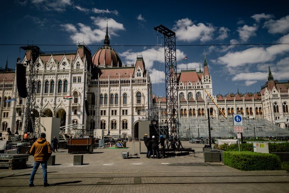 Munkálatok a Kossuth téren: készül a lelátó az Országház mellett. Fotó: Mandiner/Mátrai Dávid