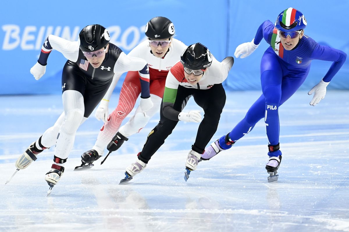 Jászapáti Petra (jobbról a második) a női rövid pályás gyorskorcsolyázók 1000 méteres versenyének előfutamában a Fővárosi Fedett Stadionban a pekingi téli olimpián 2022. február 9-én. Mellette az amerikai Kristen Santos (balra), a lengyel Kamila Stormowska (balról a második) és az olasz Cynthia Mascitto (jobbra). MTI/Kovács Tamás