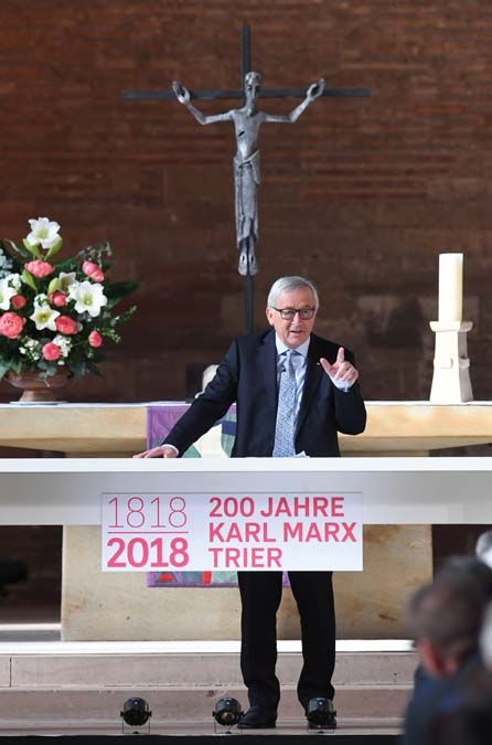 Beszédes: Jean-Claude Juncker, a luxemburgi Keresztényszociális Néppárt tagja, az Európai Bizottság elnöke egy keresztény templomban, a trieri Konstantin-bazilikában ünnepi megemlékező beszédet tart Karl Marxról 2018-ban.<br>Fotó: PATRIK STOLLARZ / AFP