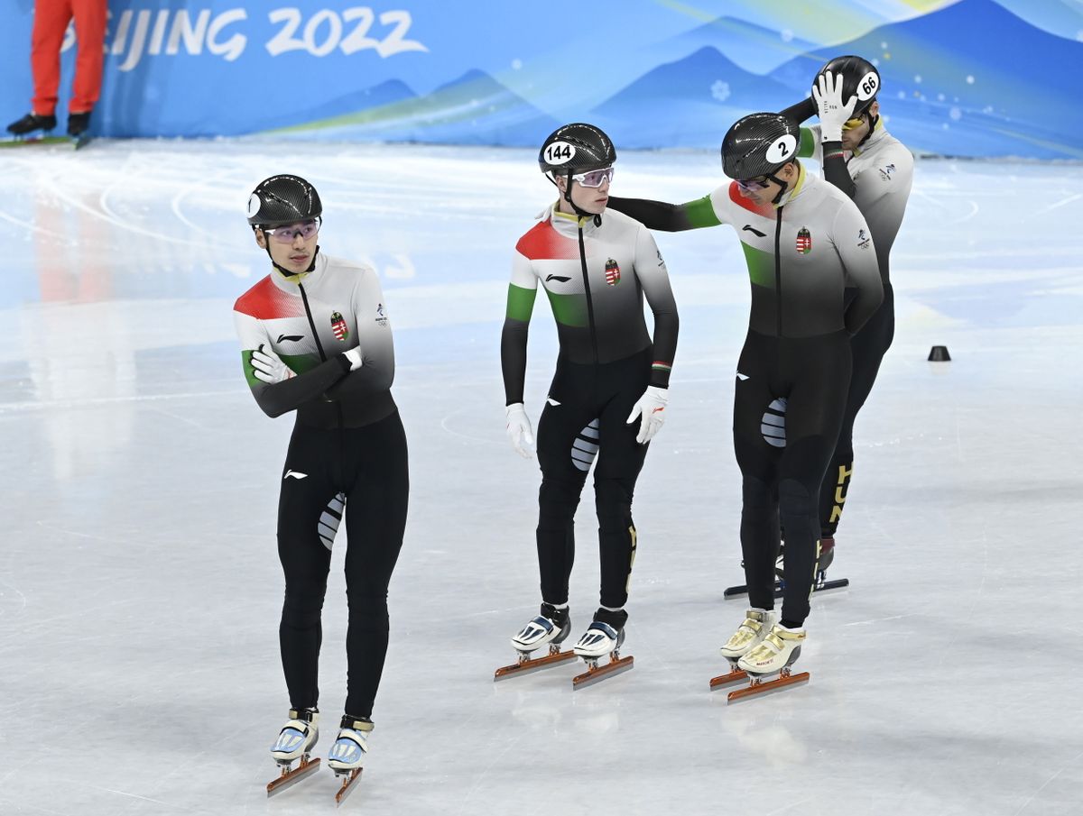 Liu Shaoang, Nógrádi Bence, Liu Shaoling Sándor és Krueger John-Henry (balról jobbra) a férfi rövid pályás gyorskorcsolyázók 5000 méteres váltóversenyének B-döntője előtt a Fővárosi Fedett Stadionban a pekingi téli olimpián 2022. február 16-án. MTI/Kovács Tamás