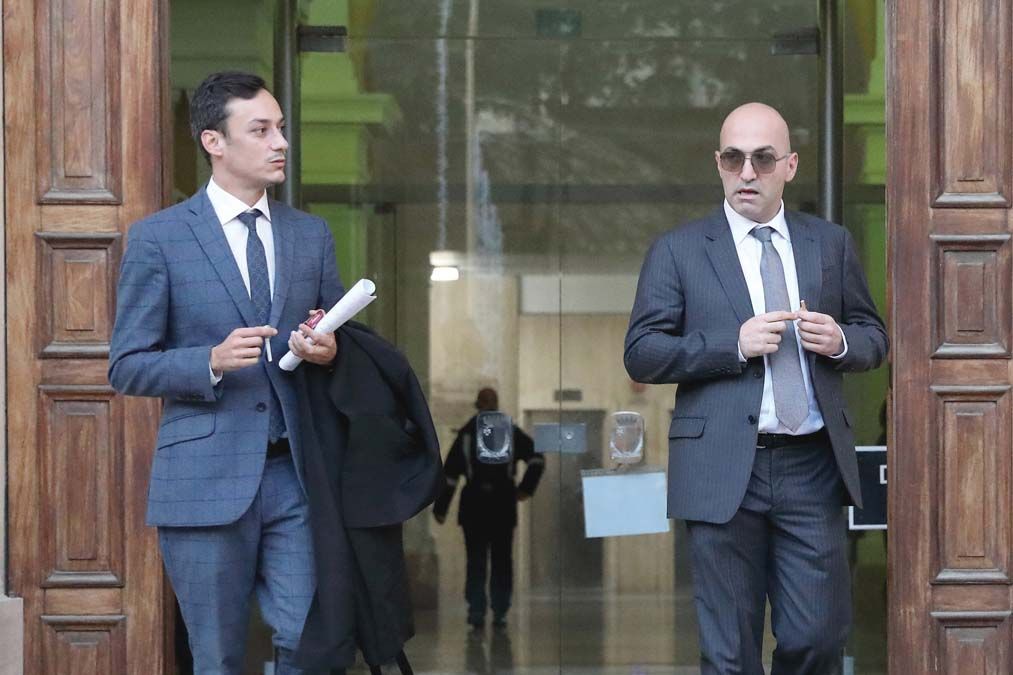 Yorgen Fenech (jobbra) távozik a bíróságról 2019 novemberében.<br>Fotó: MTI / EPA / Domenic Aquilina