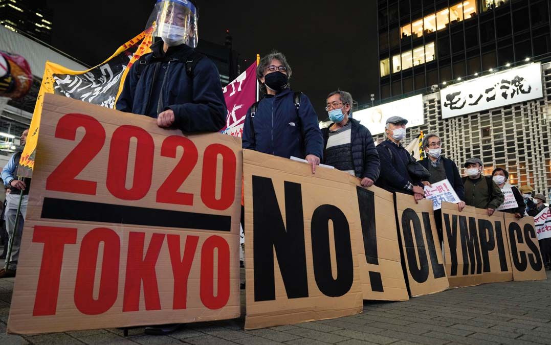 A tokiói olimpia és paralimpia ellen tüntetnek a japán fővárosban 2021 márciusában, az olimpiai fáklyaváltó kezdetének napján. Nincs társadalmi egyetértés arról, hogy meg kellene-e rendezni a játékokat. <br> Fotó: MTI / EPA / Majama Kimimasza
