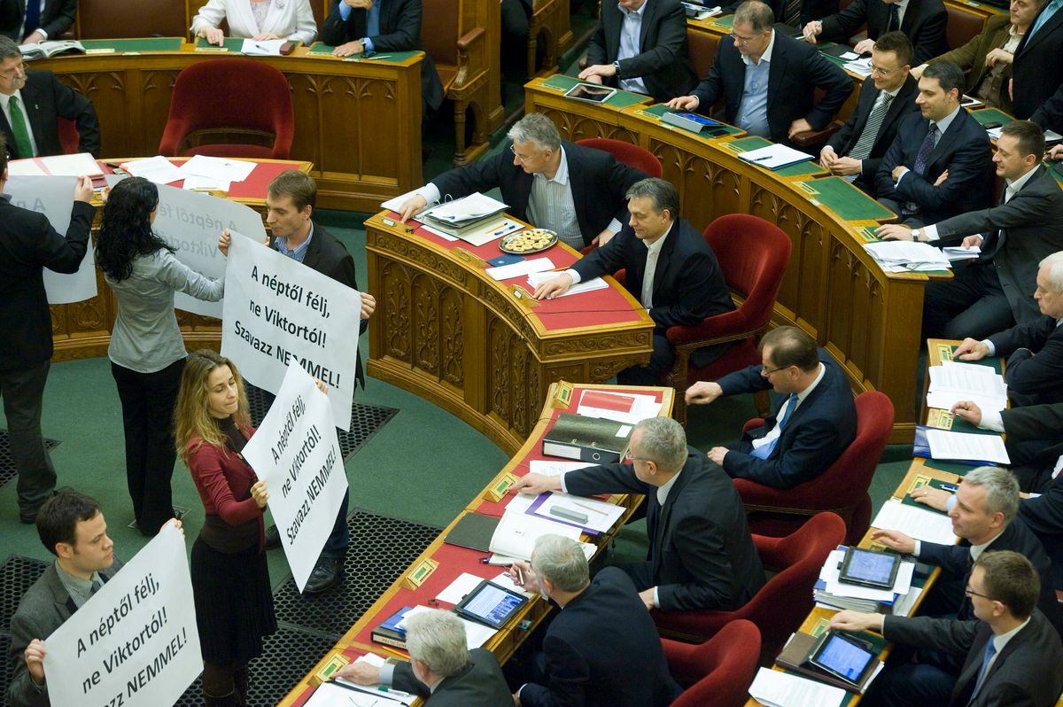 A Párbeszéd politikusai akcióznak a parlament ülésén 2013 március 11-én. (Fotó: MTI/Koszticsák Szilárd)