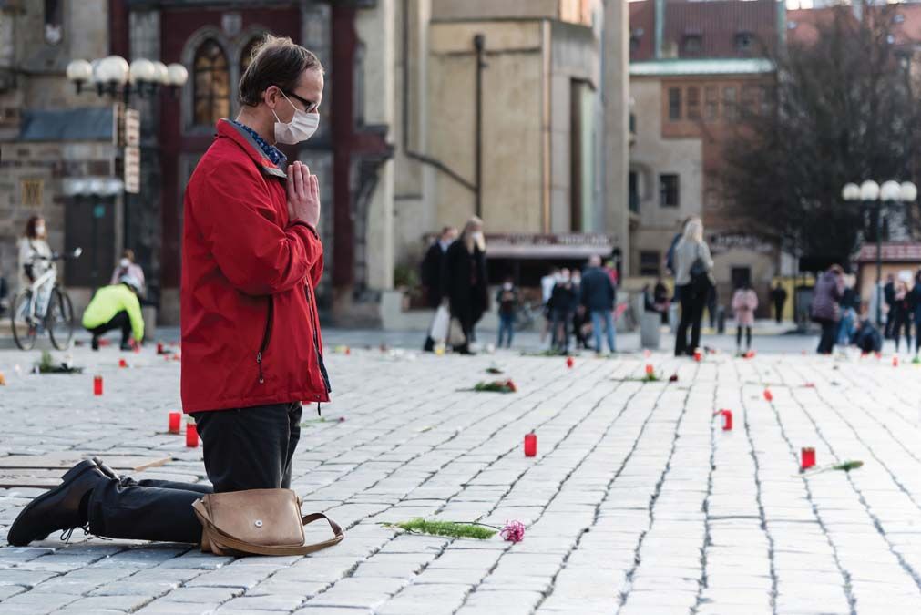 Egy cseh férfi imádkozik a koronavírus áldozataiért tartott megemlékezésen március végén. Továbbra is Csehországban mutatják ki a legtöbb fertőzést, de fokozatosan javul a járványhelyzet. <br> Fotó: reuters / Tomas Tkacik / SOPA Images / Sipa USA