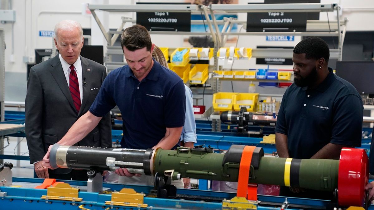 Joe Biden amerikai elnök meglátogatja a Lockheed Martin amerikai repülőgépgyártó cégnek a Javelin páncéltörő rakétákat gyártó üzemét az Alabama állambeli Troyban 2022. május 3-án. MTI/AP/Evan Vucci