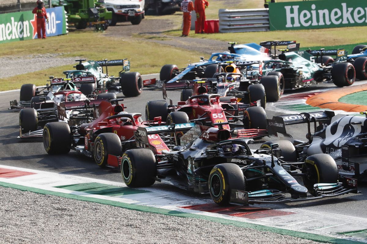 Lewis Hamilton, a Mercedes brit versenyzője (elöl) a Forma-1-es autós gyorsasági világbajnokság Olasz Nagydíjának sprintfutamában a monzai versenypályán 2021. szeptember 11-én. A futamot szeptember 12-én rendezik. MTI/EPA/ANSA/Matteo Bazzi