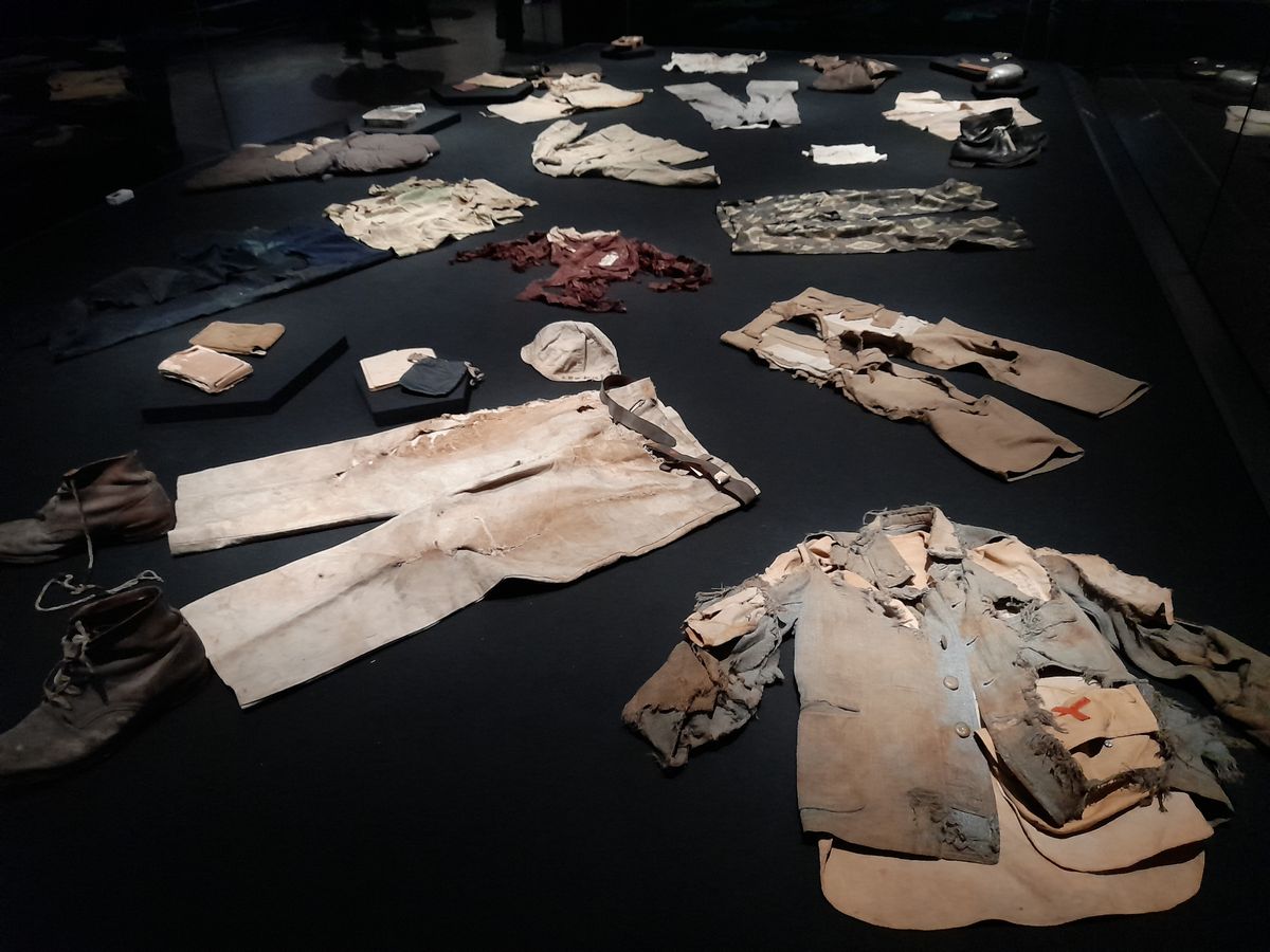 Az atomtámadásban életüket vesztett iskolások ruhái, tárgyi emlékei az emlékmúzeum kiállításán