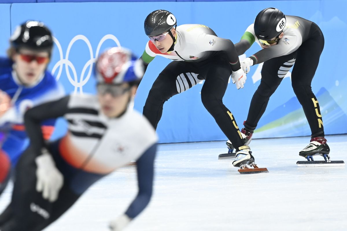 Liu Shaoang váltja Krueger John-Henryt a férfi rövid pályás gyorskorcsolyázók 5000 méteres váltóversenyének elődöntőjében a pekingi téli olimpián a Fővárosi Fedett Stadionban 2022. február 11-én. MTI/Kovács Tamás