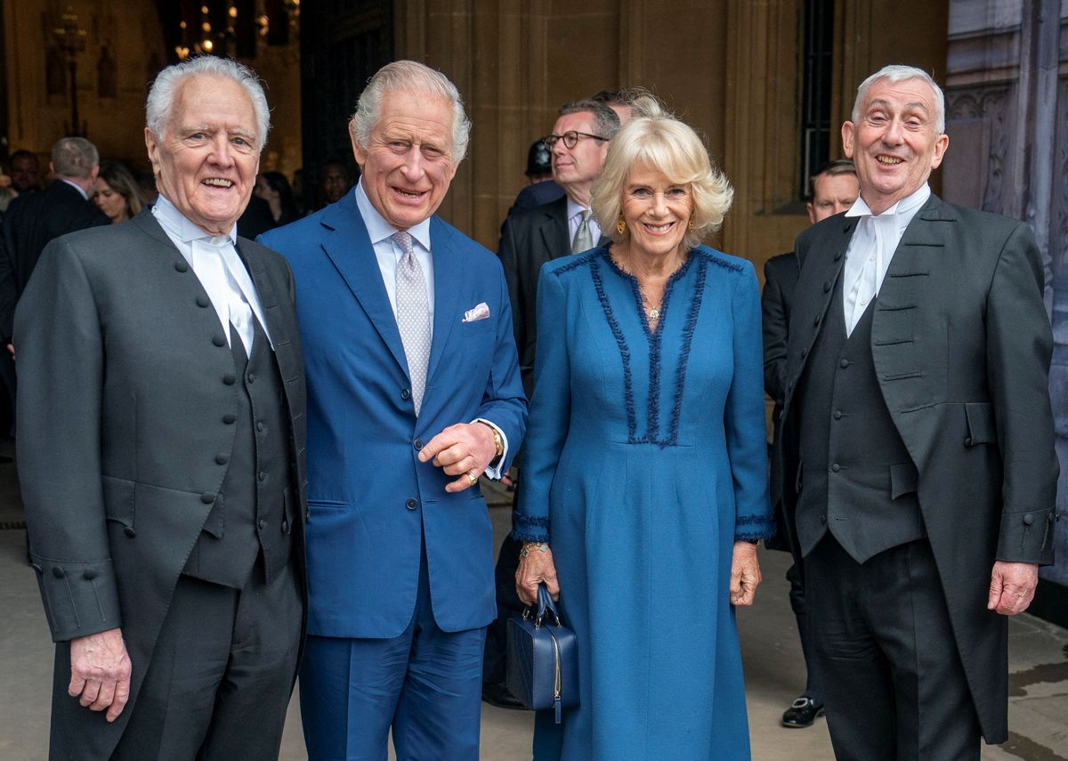 III. Károly és felesége, Camilla a brit parlament felső- és alsóházi elnökével fotózkodik a londoni Westminster palotában 2023. május másodikán   (forrás: Arthur Edwards / POOL / AFP)
