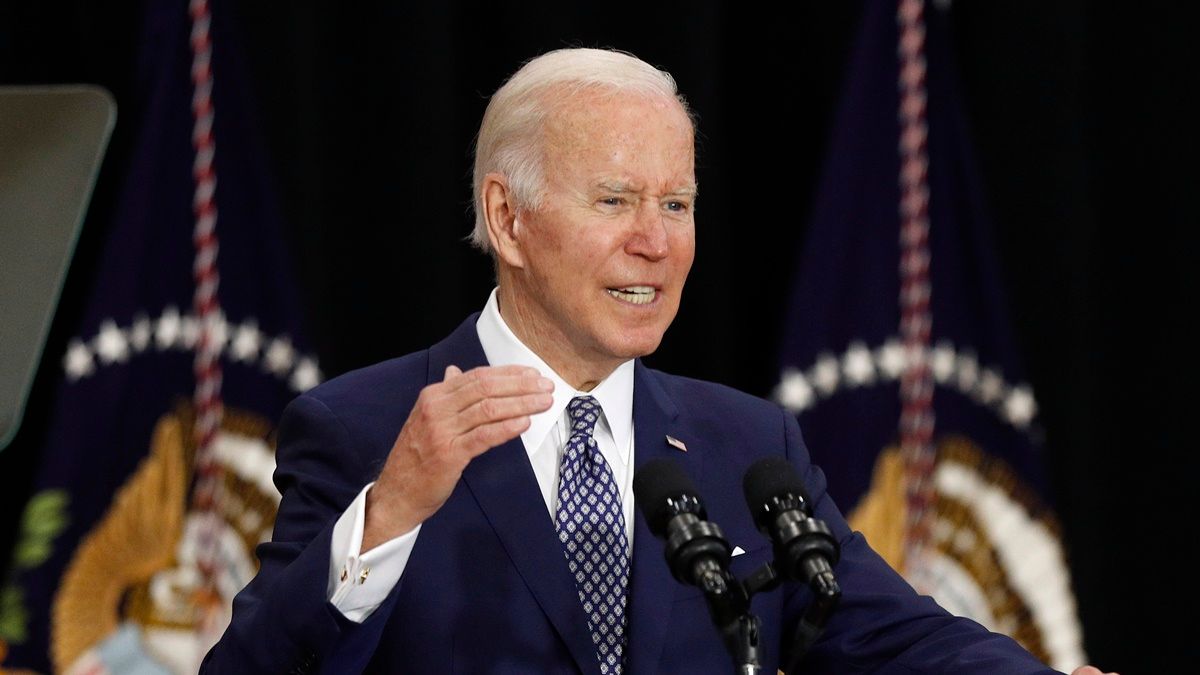 Joe Biden amerikai elnök az áldozatok hozzátartozóihoz beszél a New York állambeli Buffalóban 2022. május 17-én. Három nappal korábban a 18 éves Payton Gendron golyóálló mellényben tíz embert agyonlőtt egy buffalói élelmiszerüzletnél. MTI/EPA/David Maxwell