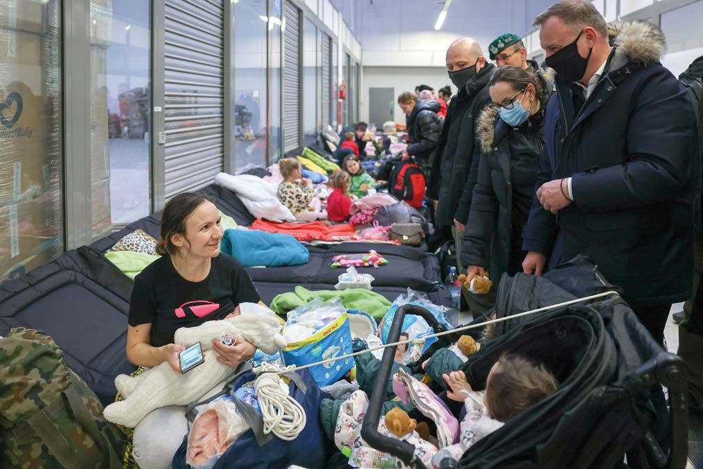 Andrzej Duda lengyel államfő menekültekkel találkozik az ukrán–lengyel határon fekvő Korczowában március 4-én. <br> Fotó: MTI / EPA / PAP / KPRP / Jakub Szymczuk