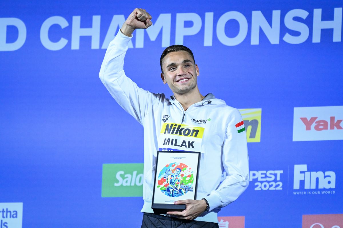 Milák Kristóf megkapta a 200 méter pillangón elért világcsúcsért járó díjat a hazai rendezésű vizes világbajnokság utolsó medencés úszónapján június 25-én a Duna Arénában. Fotó: Trenka Attila