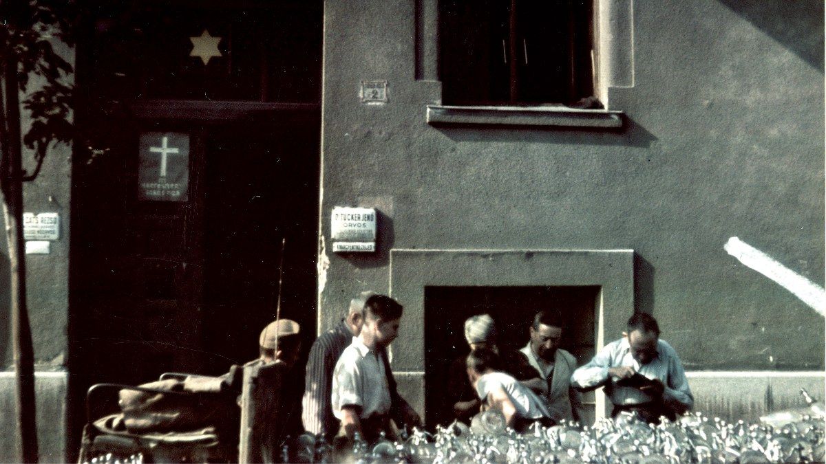 Zsidók kényszerlakhelyeként kijelölt ház a budapesti III. kerületi Tímár utcában 1944-ben (Fotó: Fortepan)