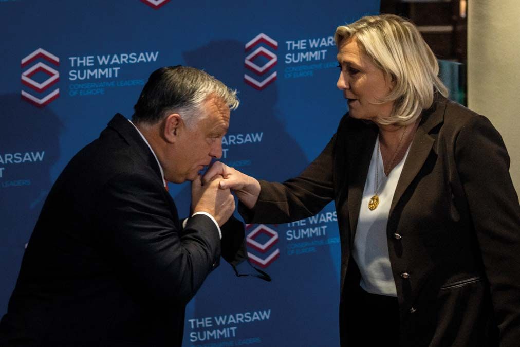 Orbán Viktor és Marine Le Pen Varsóban múlt hét végén. A magyar miniszterelnök a francia politikusról korábban azt mondta, hatalmas érdemei vannak a föderalista Európával kritikus tábor kialakításában. <br> Fotó: AFP / Wojtek Radwanski