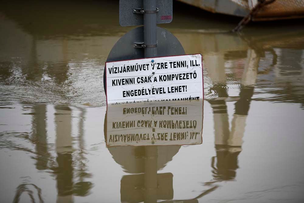 Tiszacsege, 2021. február 17. Az áradó Tisza miatt víz alatt lévő tájékoztató tábla a tiszacsegei kompnál 2021. február 17-én. <br>Fotó: MTI/Czeglédi Zsolt