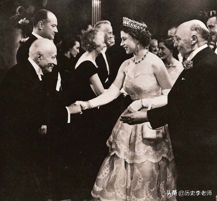 Zukor Adolf  és II. Erzsébet brit királynő <br> Fotó: Mandiner-archív