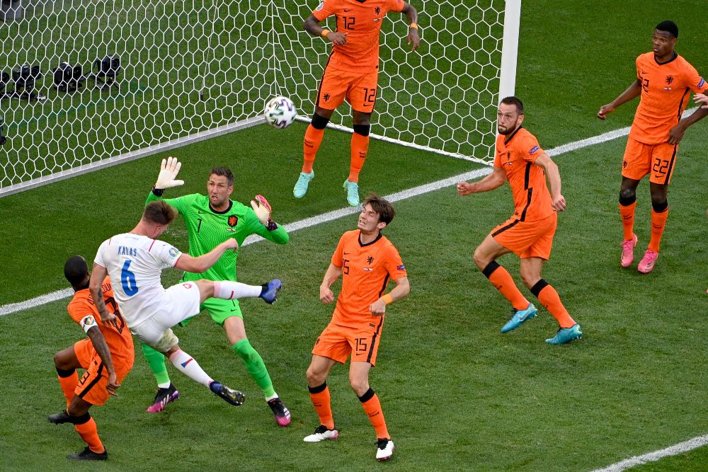 A cseh Tomás Kalas (b2) fejel a 2020-as labdarúgó Európa-bajnokság nyolcaddöntőjében játszott Hollandia - Csehország mérkőzés előtt a Puskás Arénában 2021. június 27-én.<br>MTI/Szigetváry Zsolt